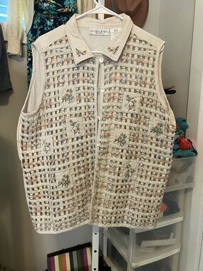Victoria Jones Woman Cream Lattice Embroidered Sleeveless Button-Up Vest
